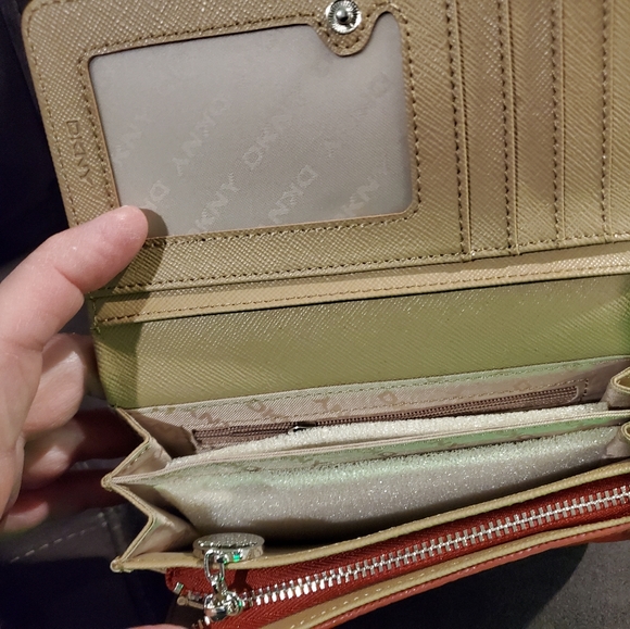 Dkny leather wallet New no tags - Picture 2 of 2